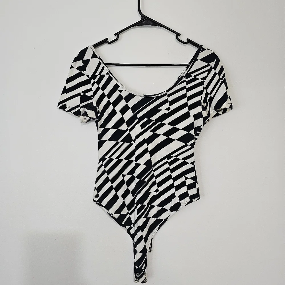 (Forever) Twenty One Black and White Bodysuit Medium Size Bought at Forever 21 - Picture 3 of 6